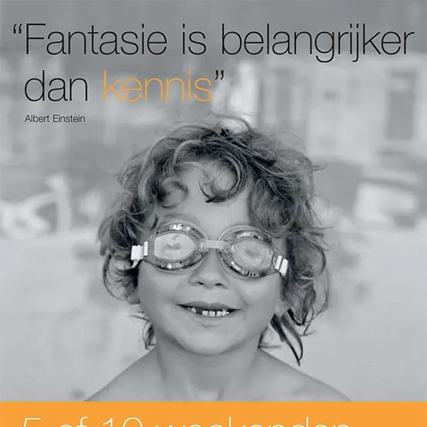 Orange poster met jongen met zwembril