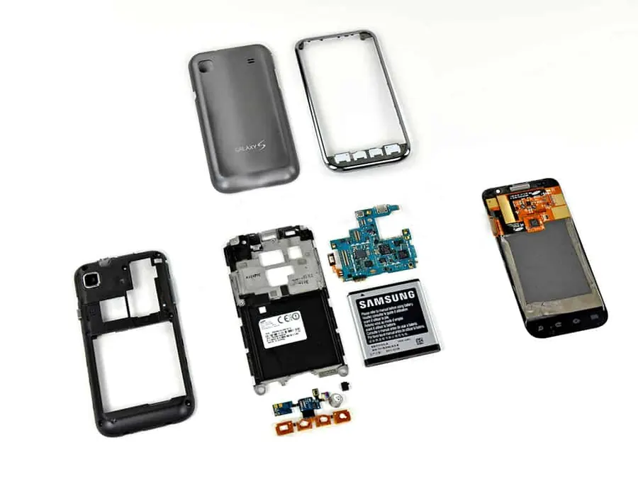 Samsung telefoon in lagen uit elkaar gehaald