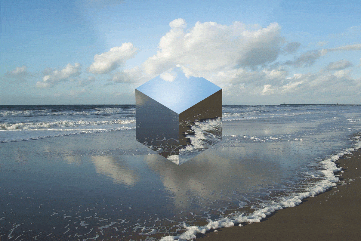 Foto van de kustlijn van Scheveningen met een scheef geplaatste kubus die de omgeving spiegelt.
