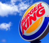 Lichtreclame op paal van de hamburgerketen Burger King.