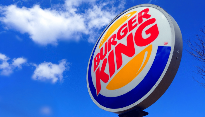 Lichtreclame op paal van de hamburgerketen Burger King.